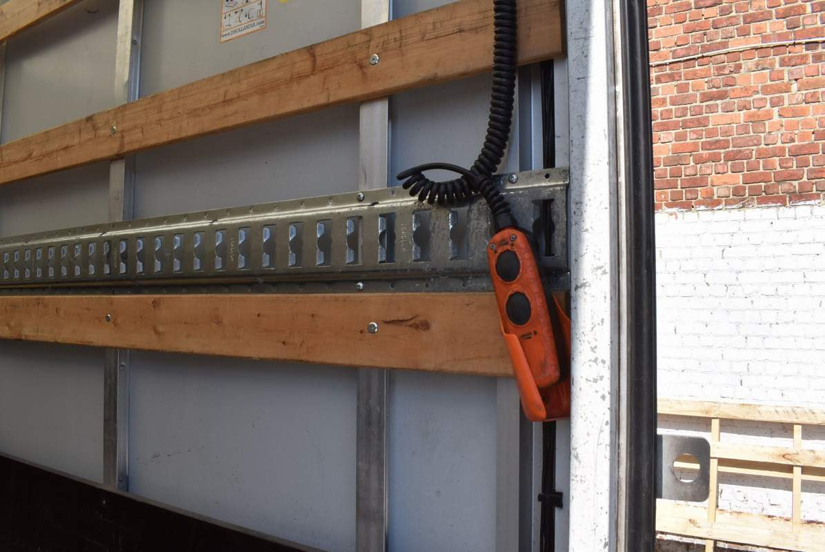 Ford Transit 3500 kg tip Box cu lift hidraulic – leasing, garantie 12 luni