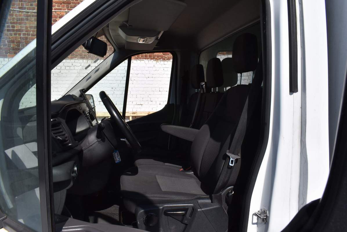 Ford Transit 3500 kg tip Box cu lift hidraulic – leasing, garantie 12 luni