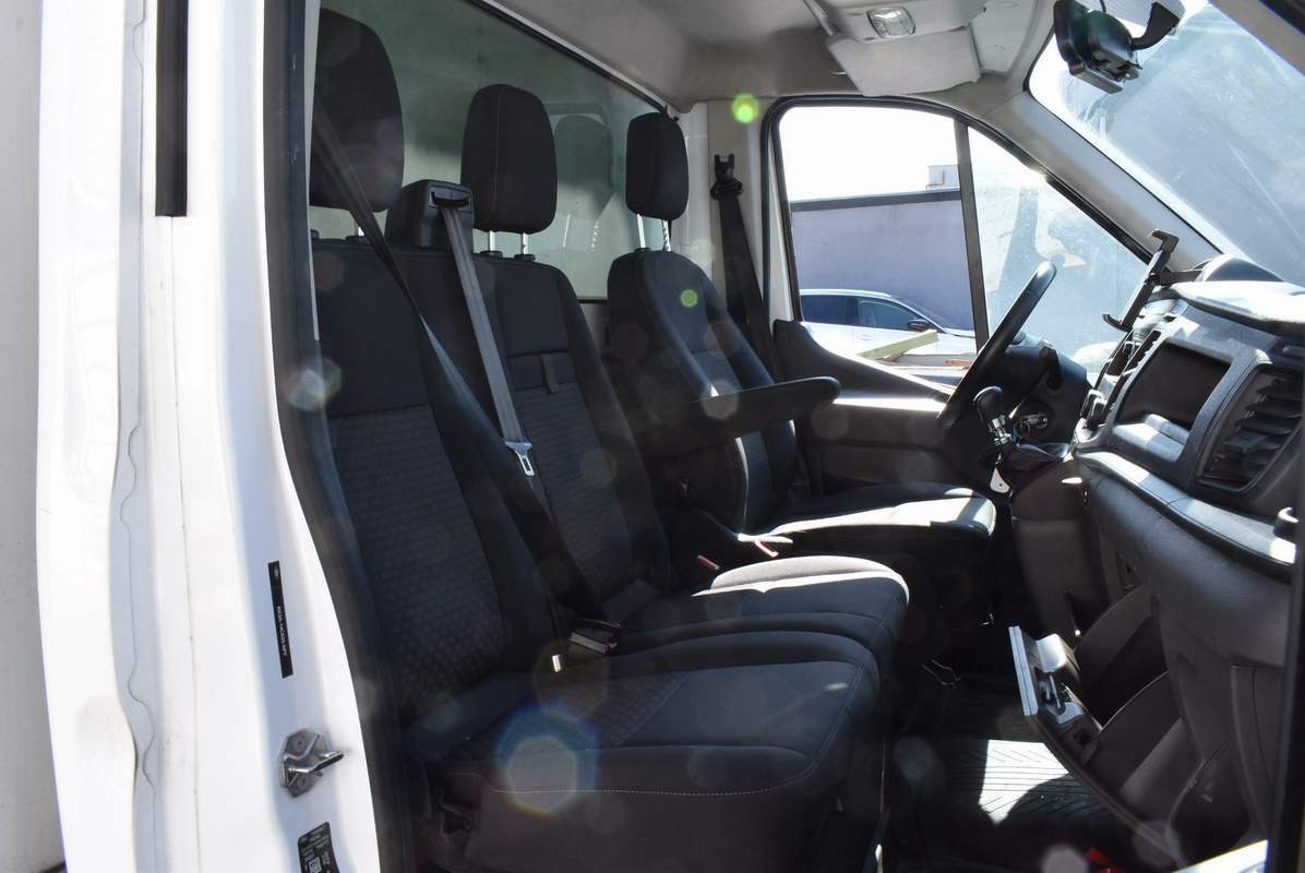 Ford Transit 3500 kg tip Box cu lift hidraulic – leasing, garantie 12 luni
